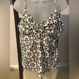 Land’s End swimwear top in size 16. Black, white and gray print.